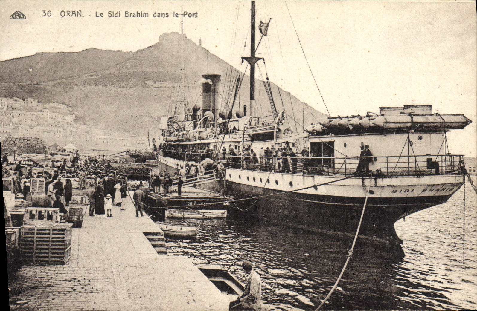 Barco Sidi Brahim de Orán de la POSTAL de la VENDIMIA en el puerto