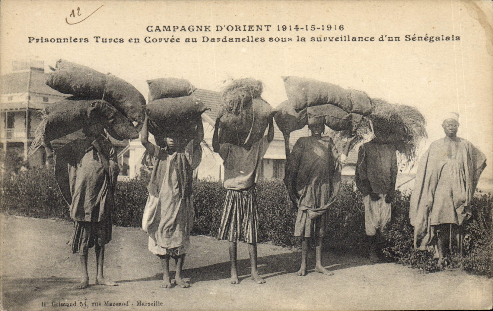 CPA Militaria Campagne d'Orient Prisonniers turcs en Corvee au Dardanelles sous la surveillance d'un Senegalais 