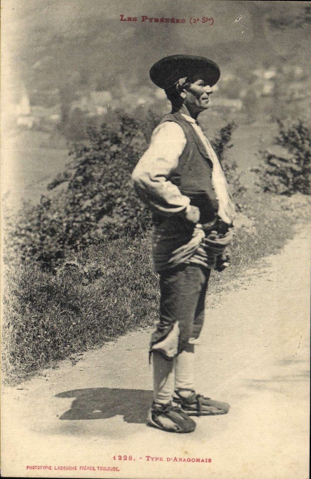 CPA Folklore Type d'Aragonais Pyrenees