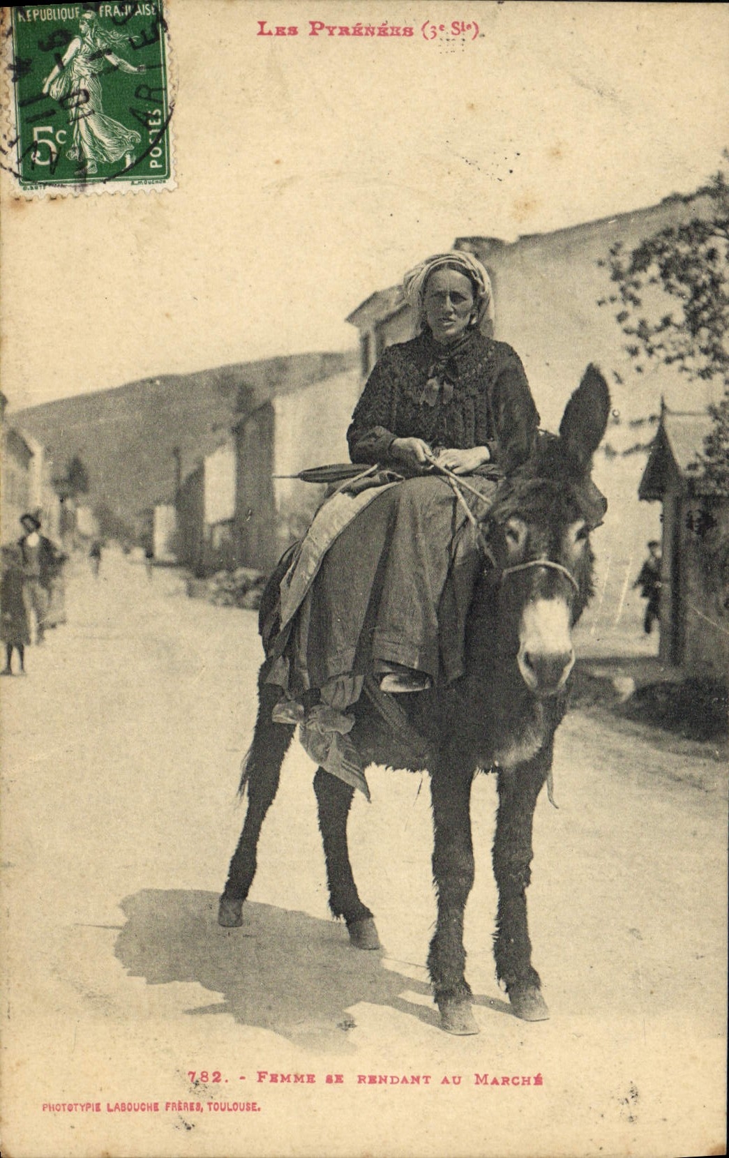 Folklore de la POSTAL de la VENDIMIA la mujer de Pyrenees que va a la TAPA de la mula del asno del mercado