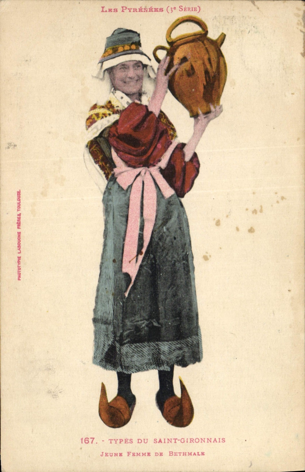 CPA Folklore Types de Saint Gironnais Jeune femme de Bethmale Pyrenees