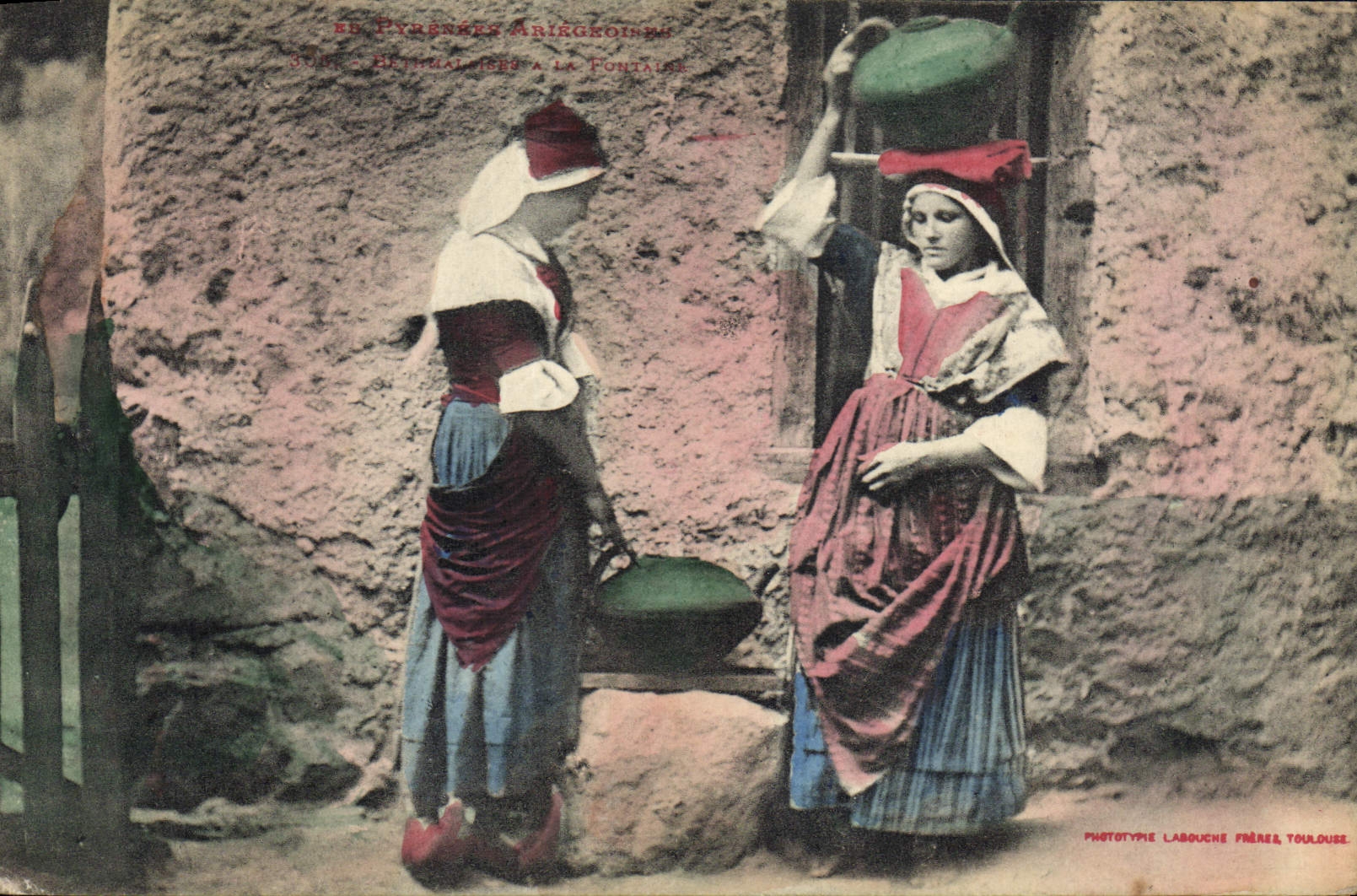 CPA Folklore Pyrenees Bethmalaises a la fontaine