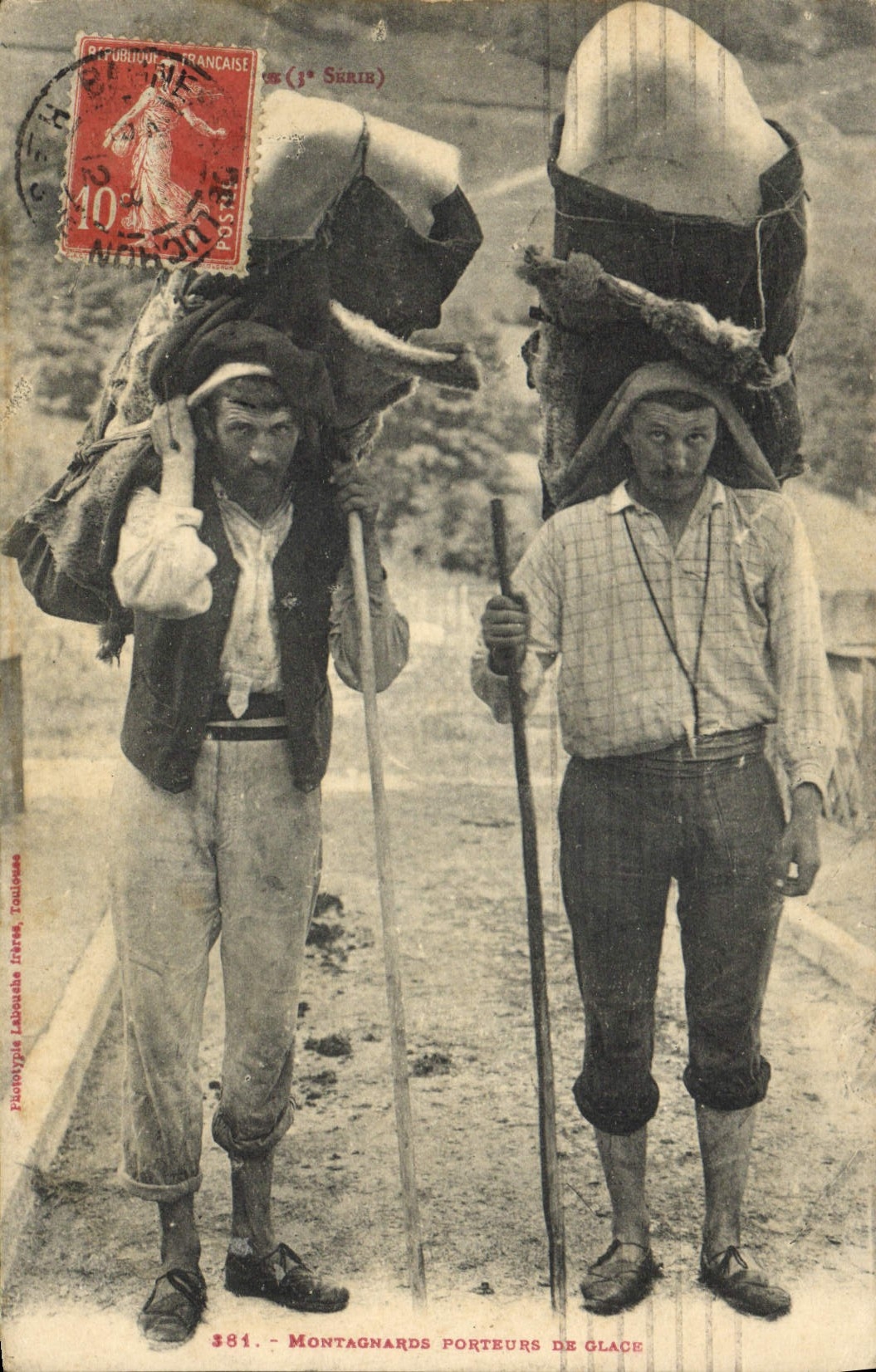 CPA Folklore Montagnards porteurs de glace Pyrenees TOP