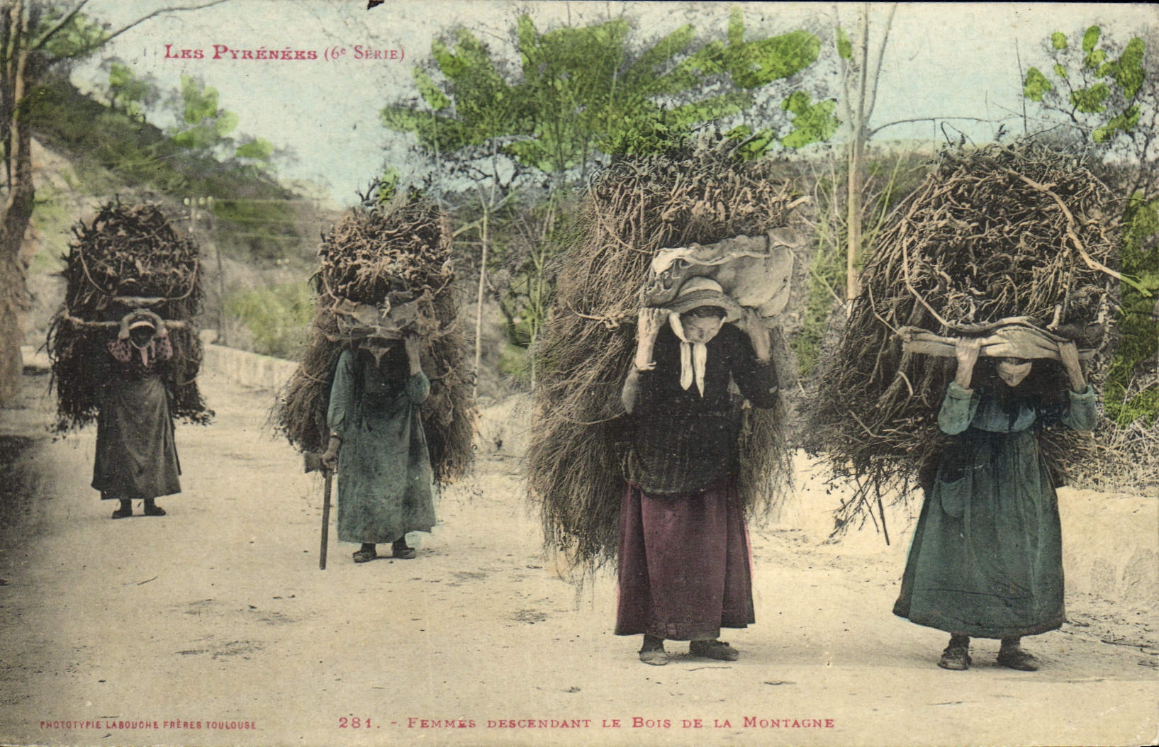 CPA Folklore Pyrenees Femmes descendant le bois de la Montagne TOP