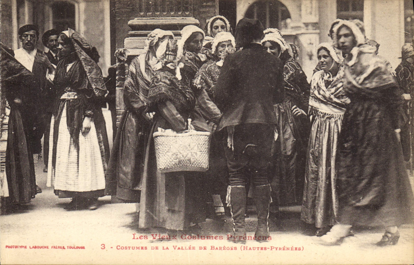 CPA Folklore Pyrenees Costumes de la vallee de Bareges 