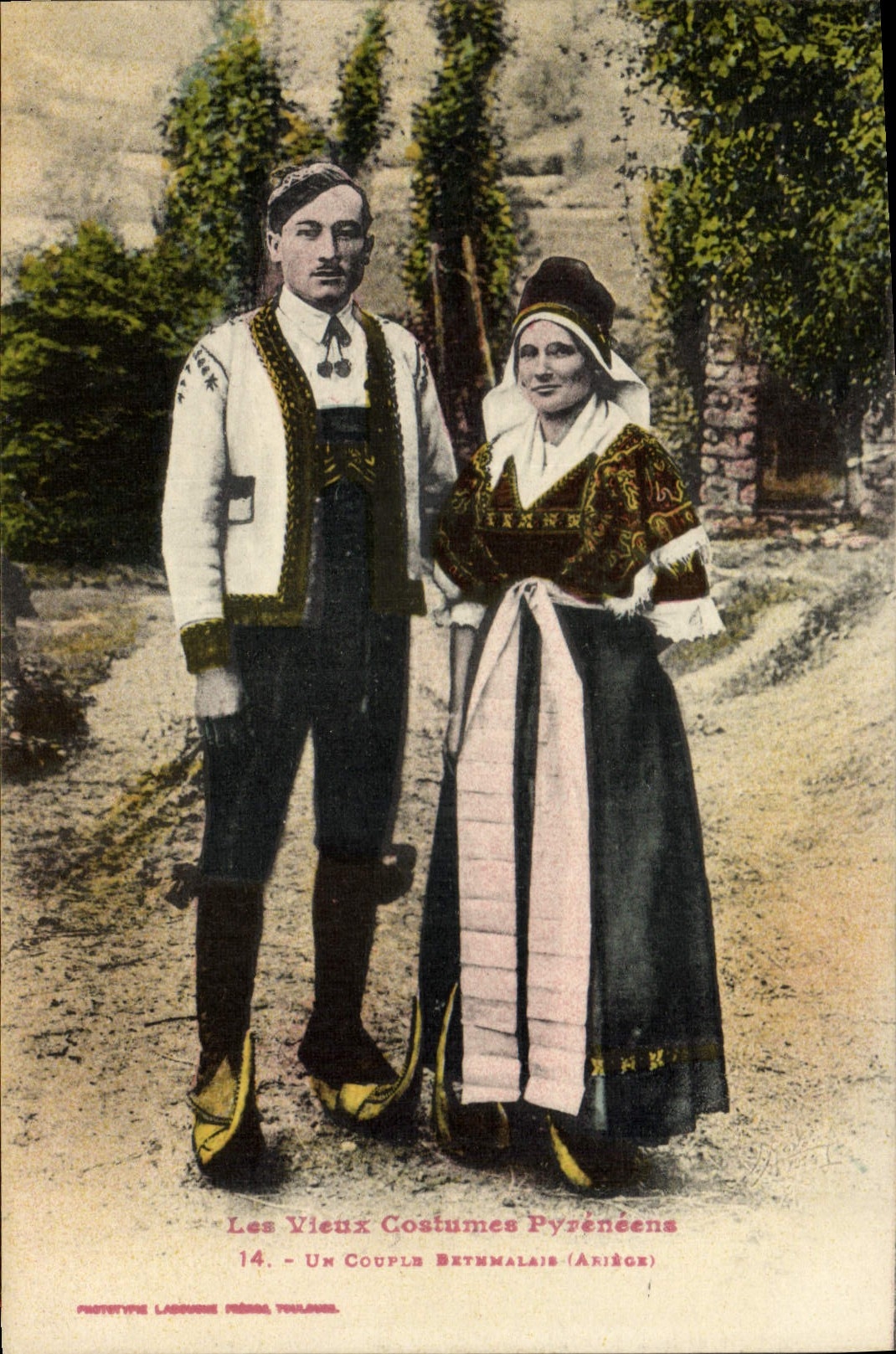 CPA Folklore Vieux costumes pyreneens Un couple bethmalais Ariege 