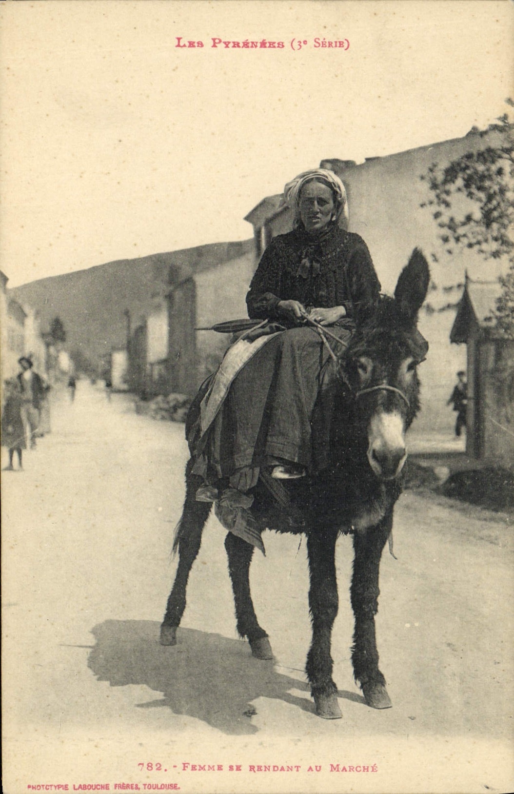 Folklore de la POSTAL de la VENDIMIA la mujer de Pyrenees que va a la mula del asno del mercado