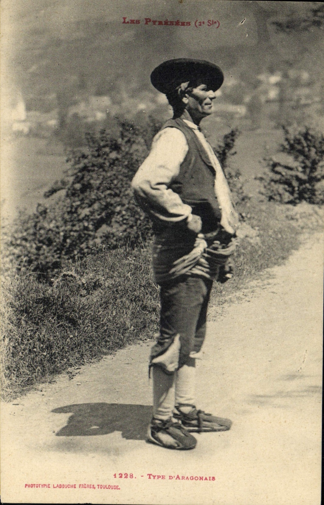 CPA Folklore Pyrenees Type d'Aragonais