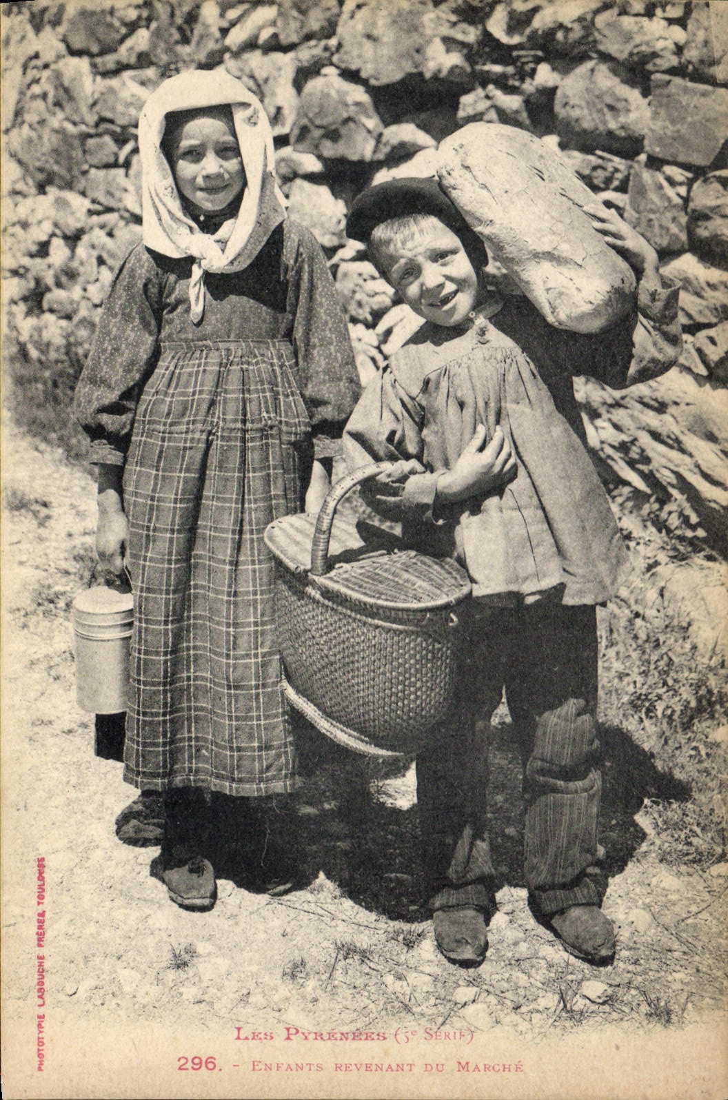 CPA Folklore Pyrenees Enfants se rendant au marche