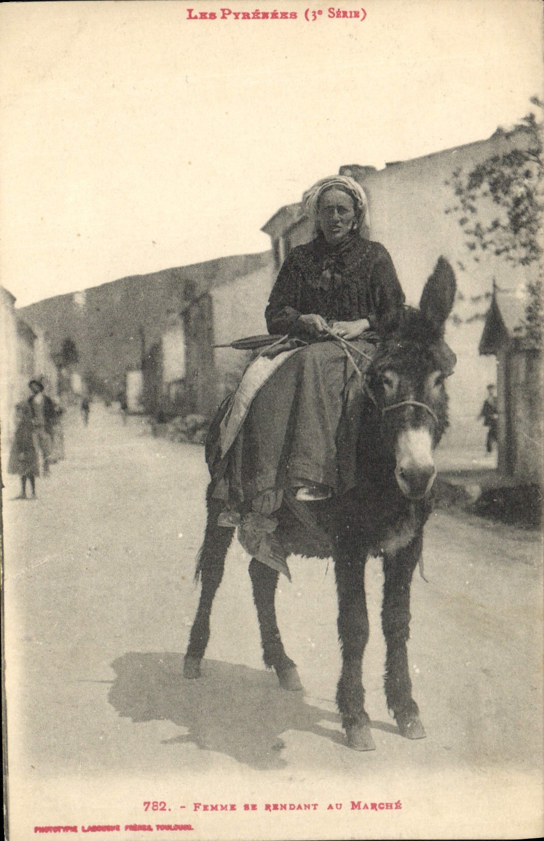 CPA Folklore Pyrenees Femme se rendant au marche Ane Mule