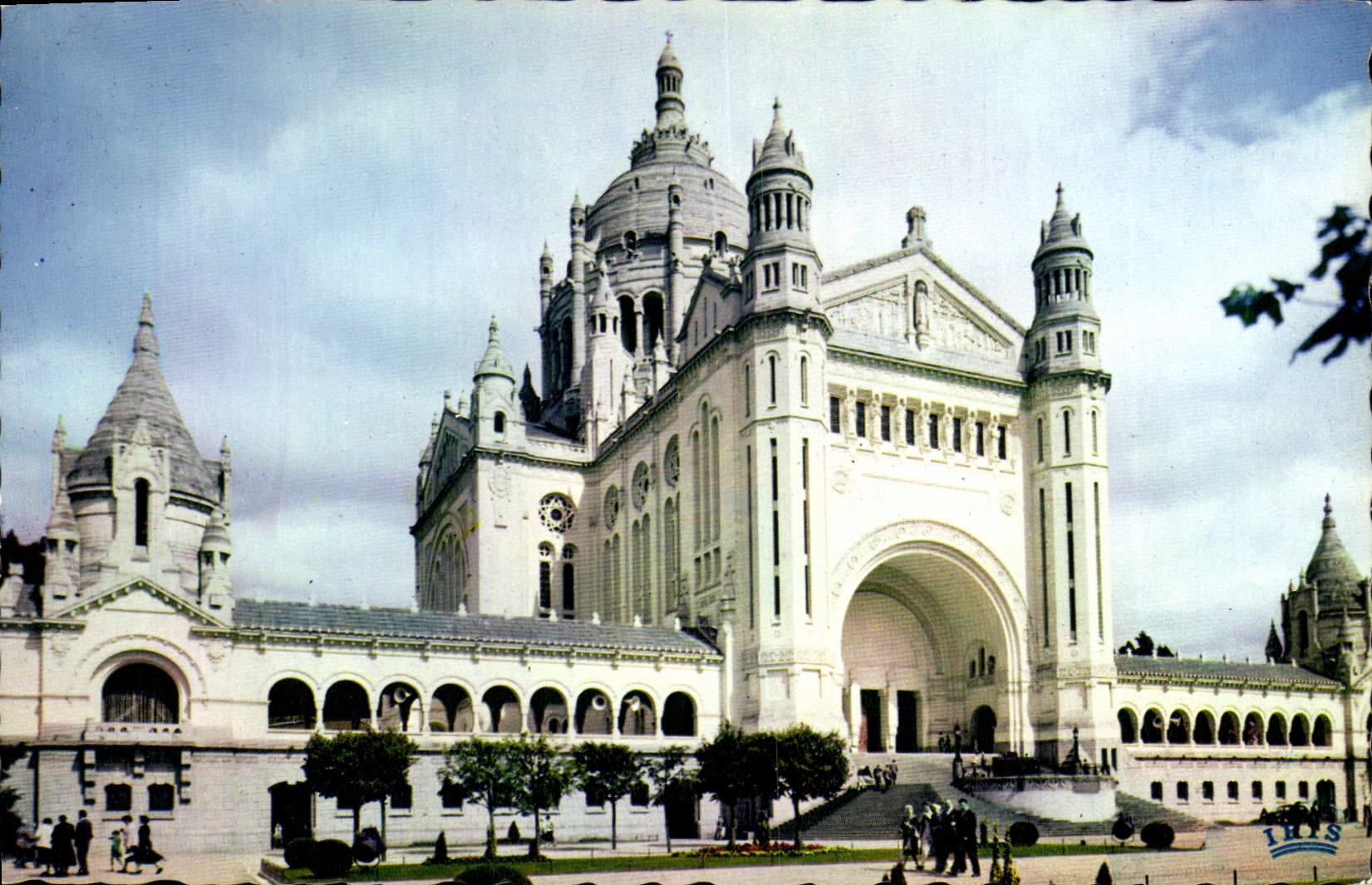 CPM Lisieux Vue Vers la Basilique