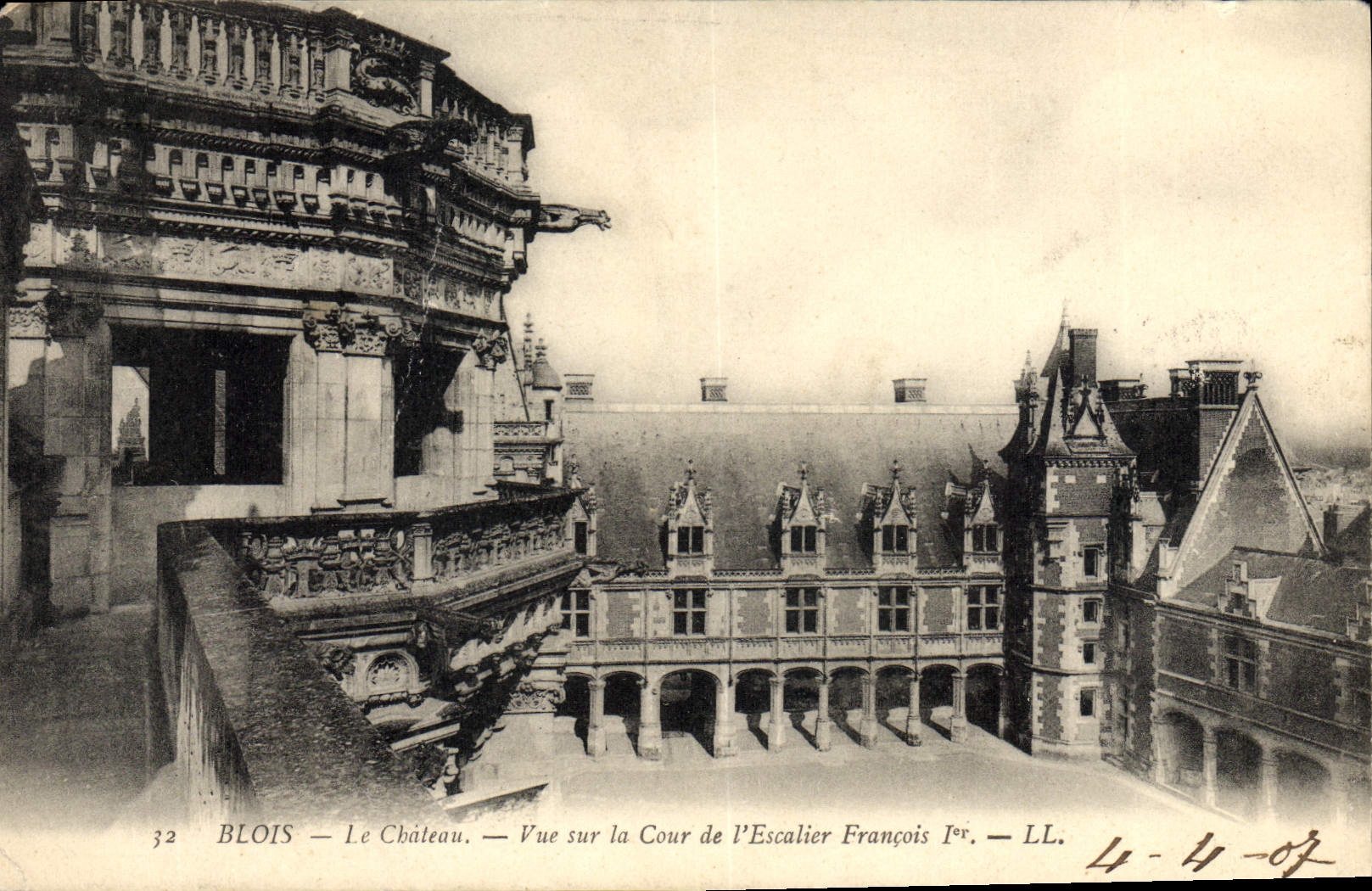 CPA Blois Le Chateau Vue Sur la Cour de L'Escalier Francois 1er