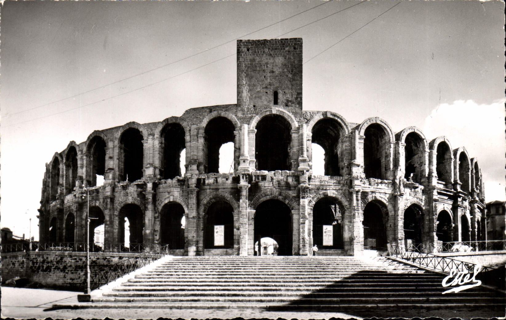 MODERN CARD Arles the arena