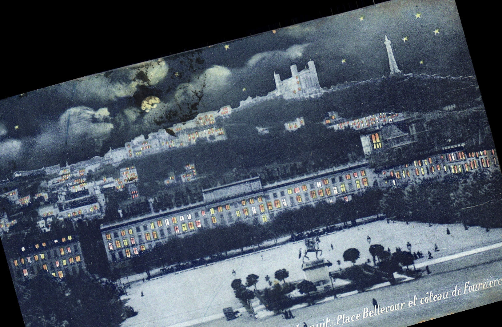 La POSTAL Lyon de la VENDIMIA pone Bellecour y la cuesta de Fourvieres