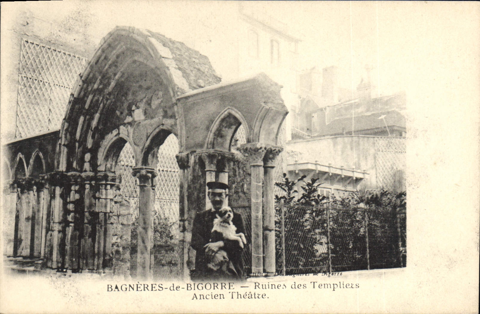 CPA Bagneres De Bigorre Ruines Des Templiers Ancien Theatre Homme Chien