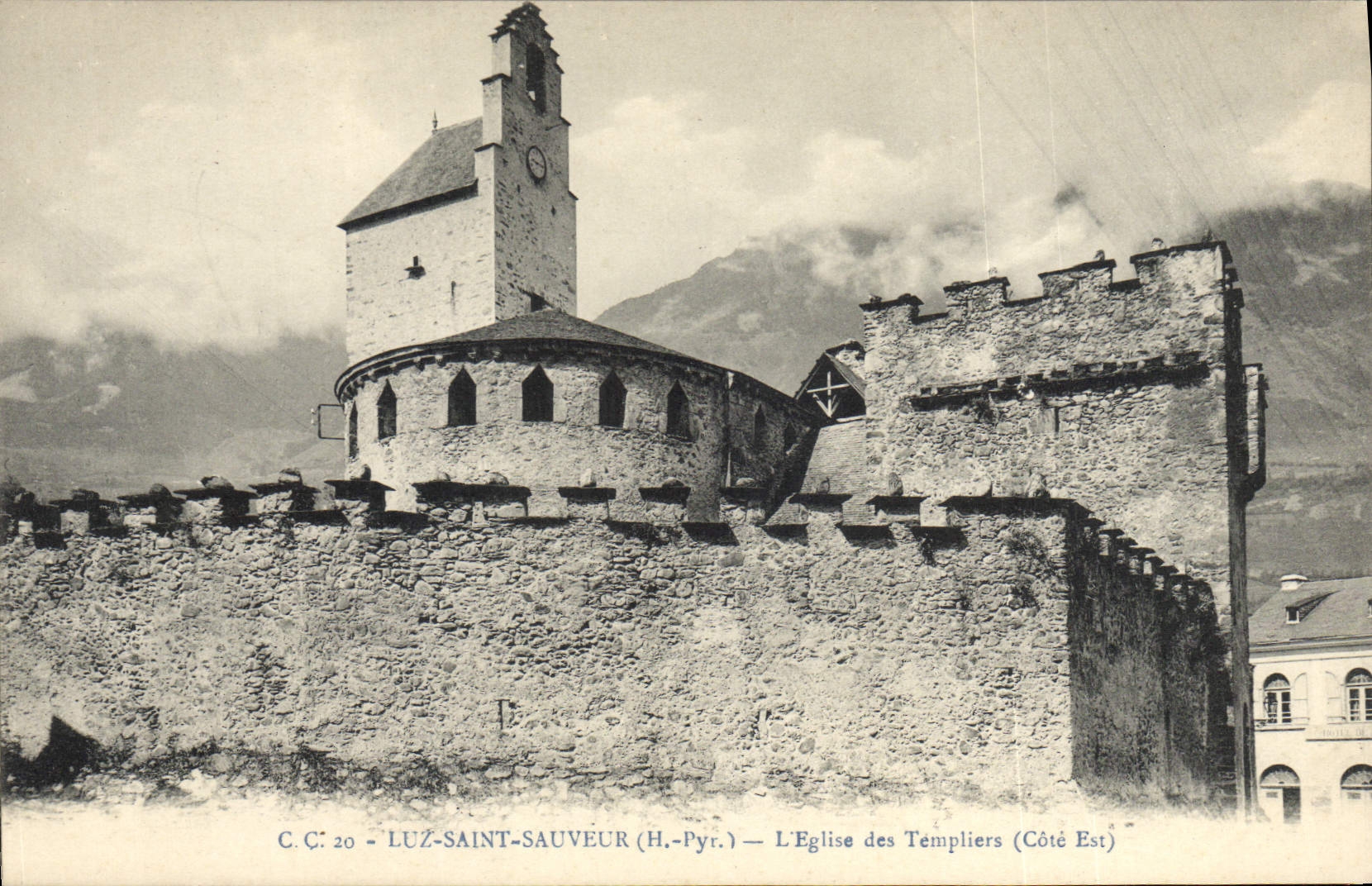 CPA Les Hautes Pyrenees Luz St Sauveur Eglise des Templiers 