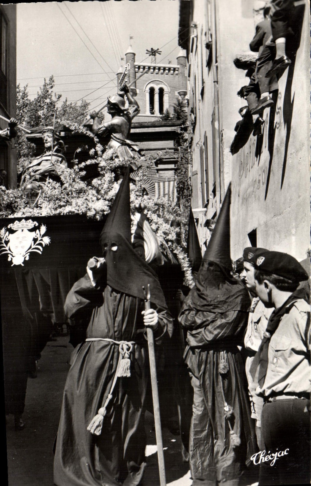 CPM Perpignan Semaine sainte en Roussillon La procession de la Sanch Le cortege des penitents quitte Saint-Jacques