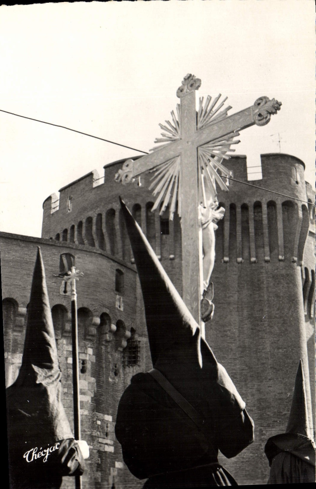 CPM Perpignan Semaine sainte en Roussillon La procession de la Sanch Penitents devant le Castillet 