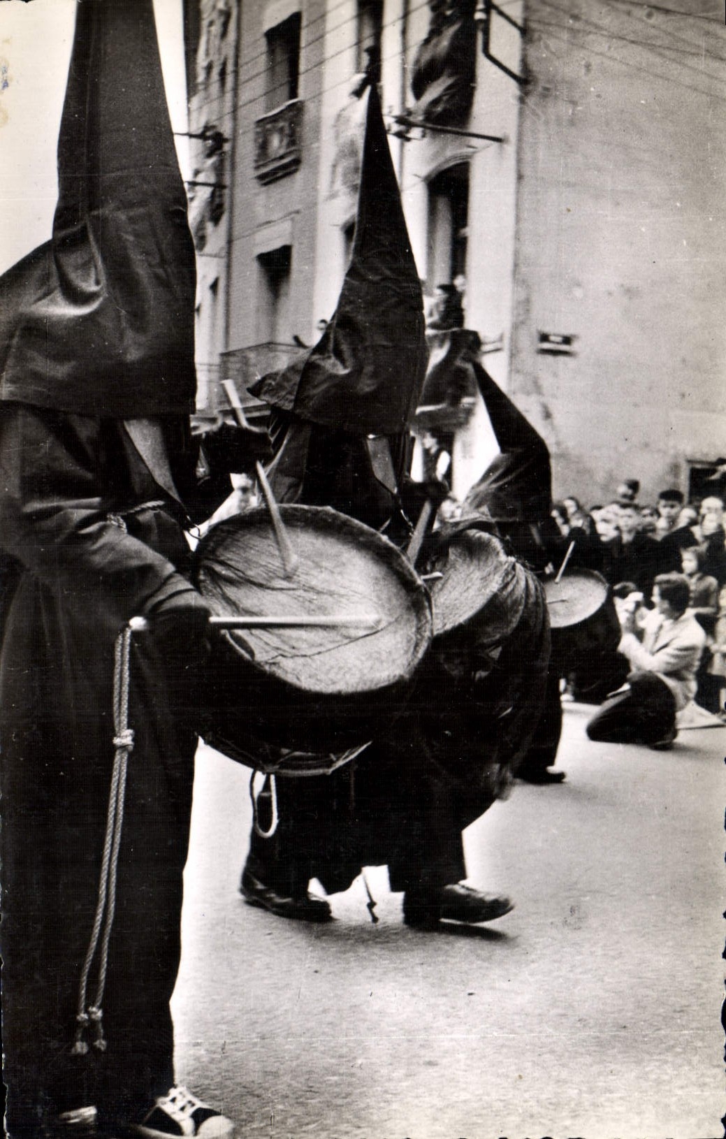 CPM Perpignan Semaine sainte en Roussillon La procession de la Sanch Les tambours voiles de crepe pendant la procession