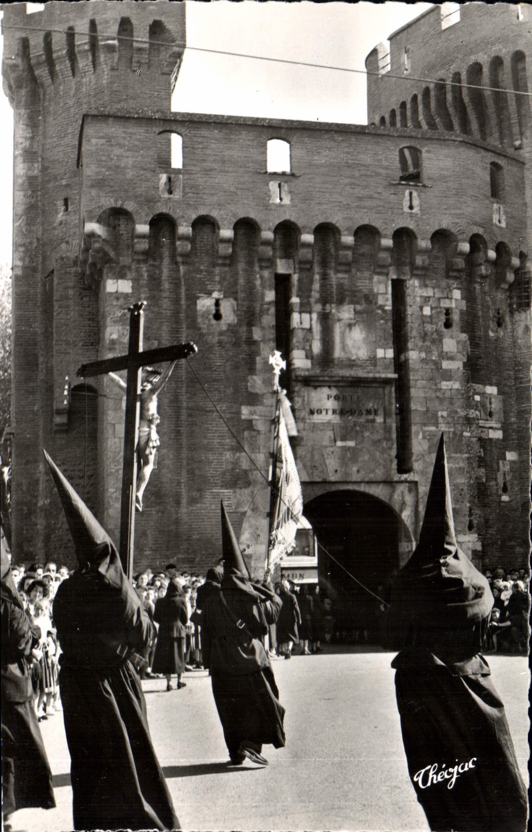 CPM Perpignan Semaine sainte en Roussillon La procession de la Sanch Le cortege des penitents au Castillet 