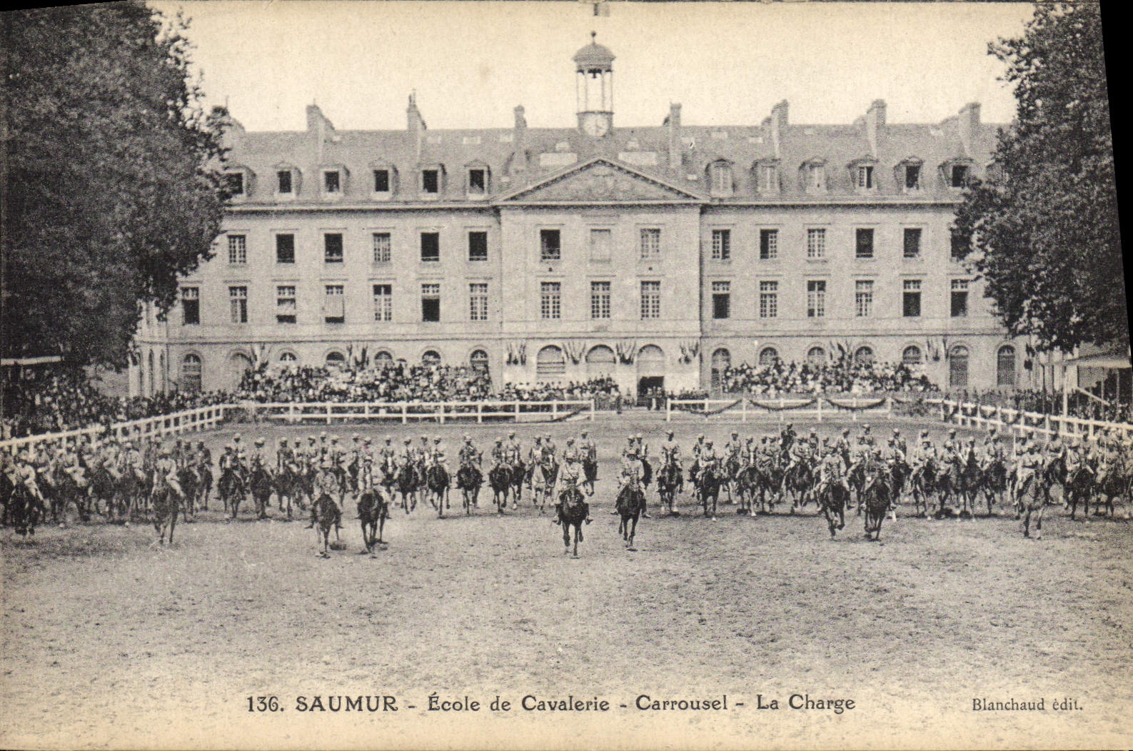 CPA Cheval Equitation Hippisme Saumur Ecole de cavalerie Carrousel La charge