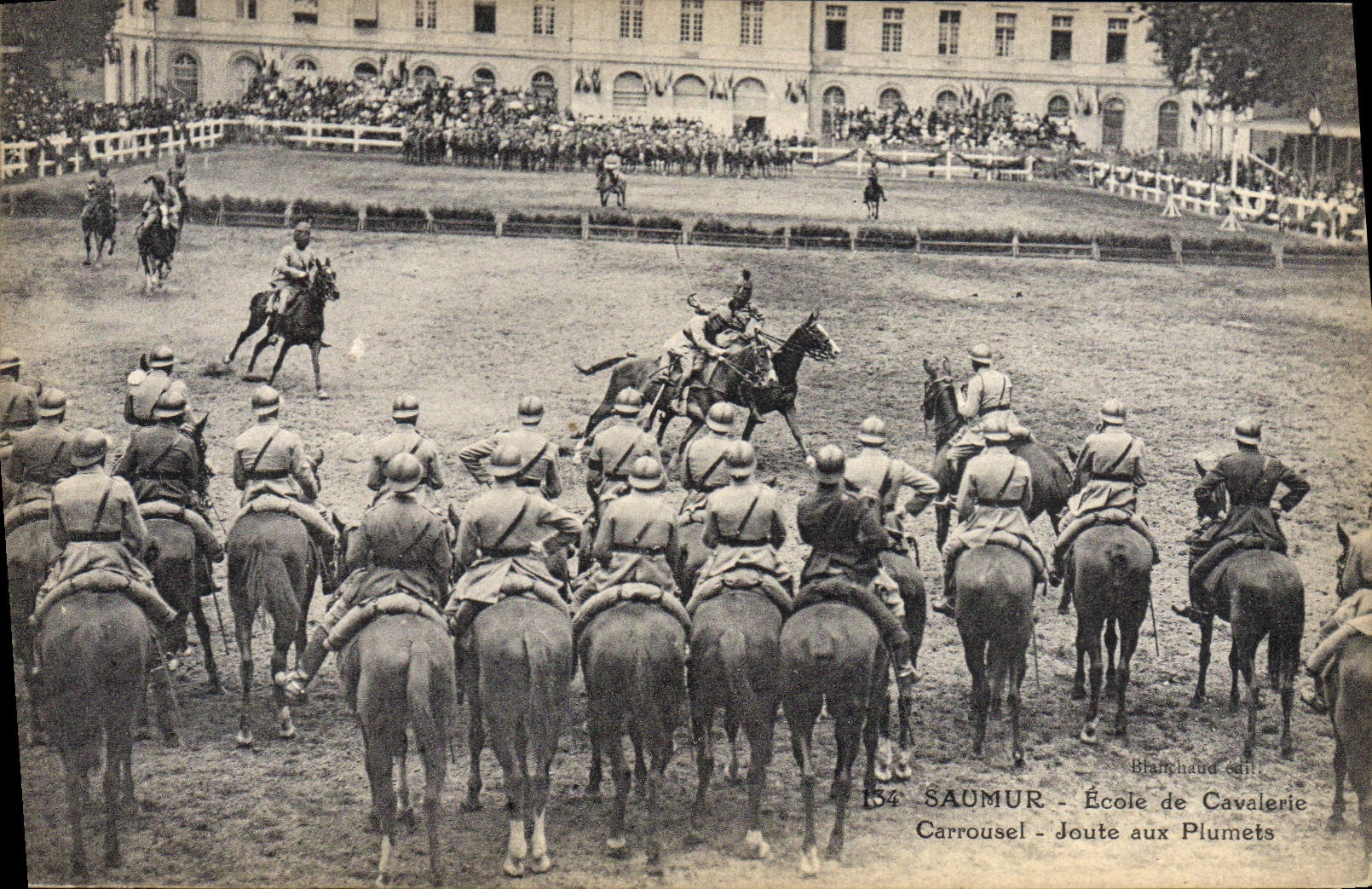 Escuela de Hippisme Saumur de la equitación del caballo de la POSTAL de la VENDIMIA del torneo del carrusel de la caballería en Plumets
