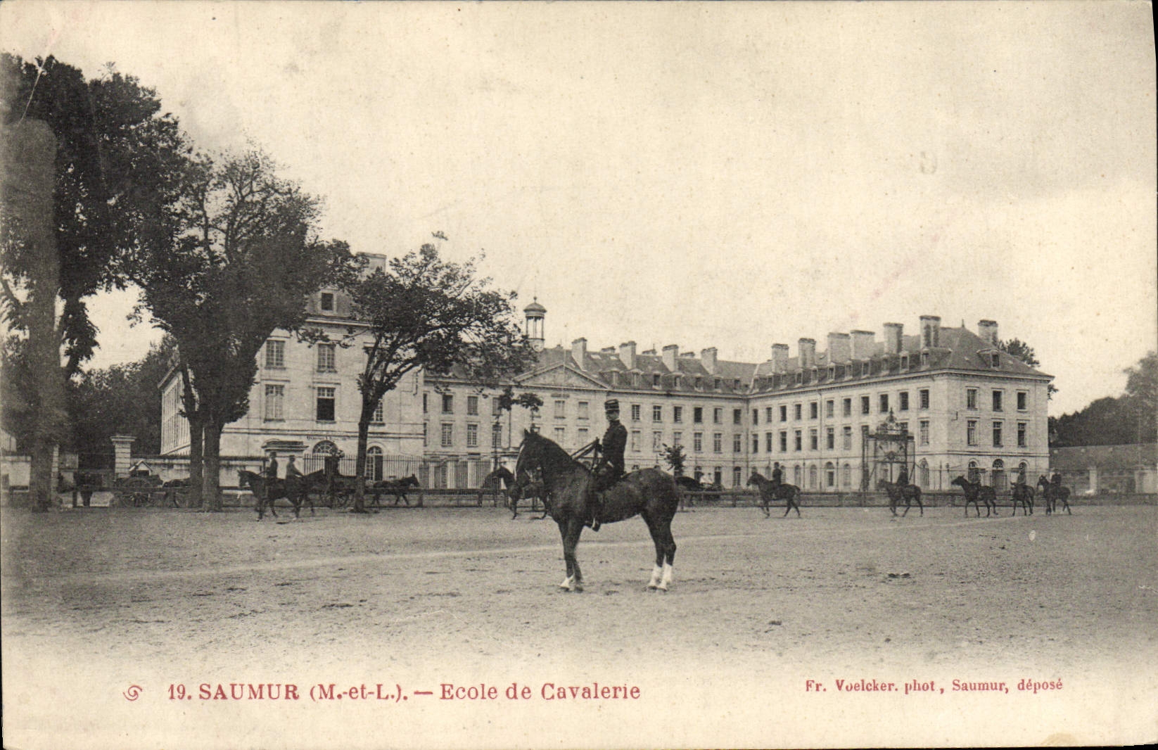 Escuela de Hippisme Saumur de la equitación del caballo de la POSTAL de la VENDIMIA de la caballería