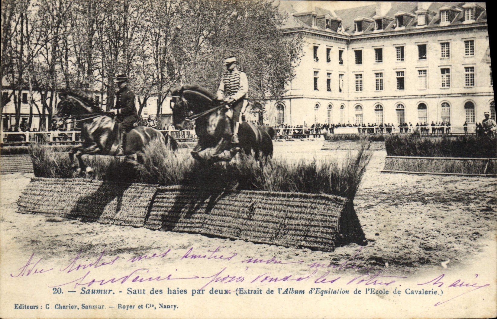 Salto de Hippisme Saumur de la equitación del caballo de la POSTAL de la VENDIMIA de los setos por dos
