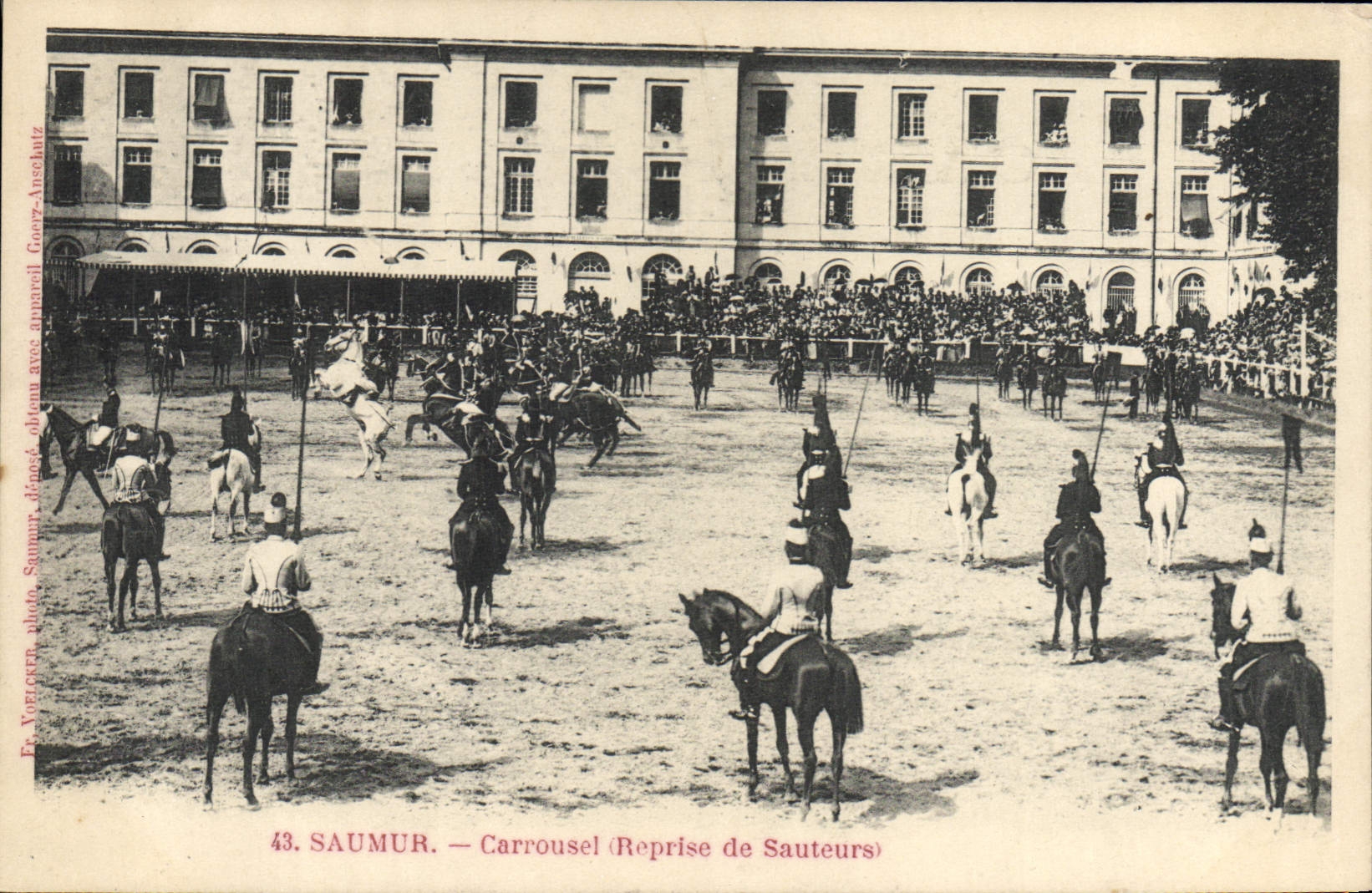Carrusel de Hippisme Saumur de la equitación del caballo de la POSTAL de la VENDIMIA tomado otra vez de puentes