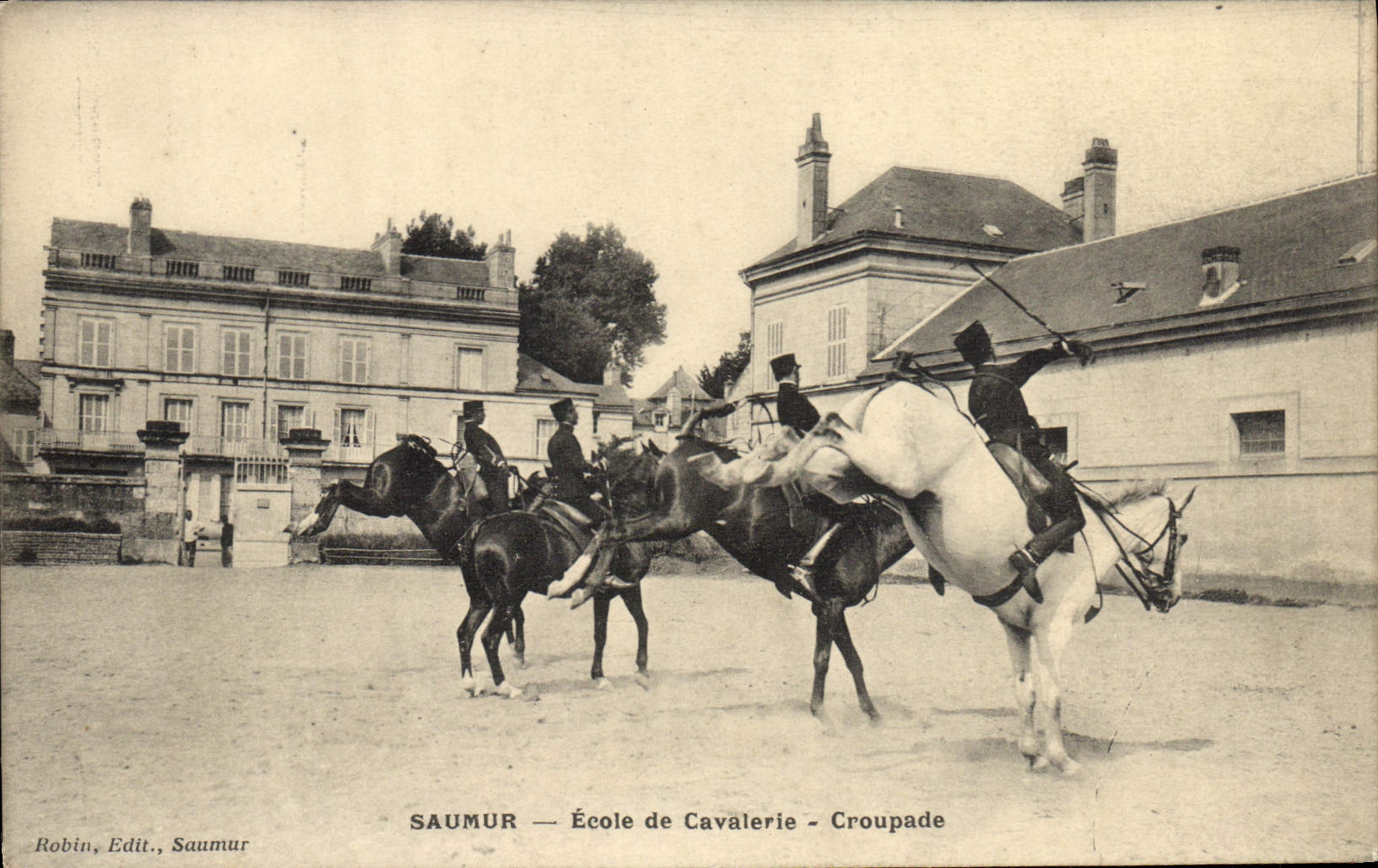 CPA Cheval Equitation Hippisme Saumur Ecole de cavalerie Croupade