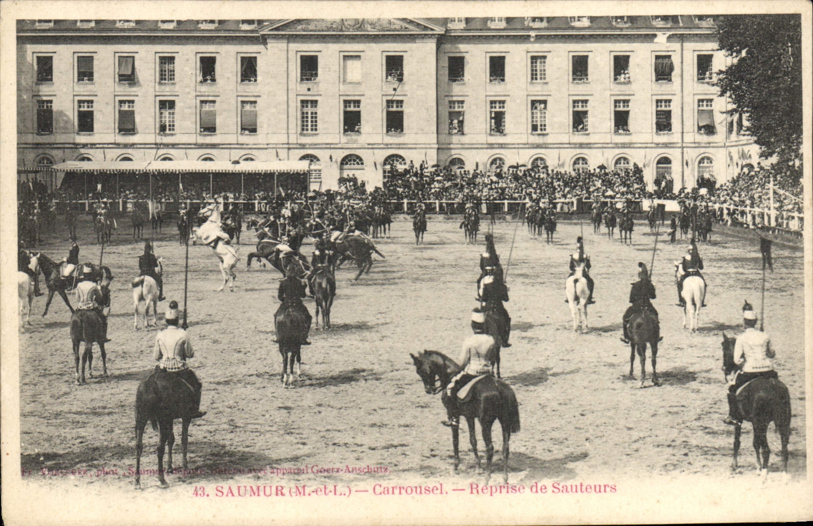 CPA Cheval Equitation Hippisme Saumur Carrousel Reprise de sauteurs