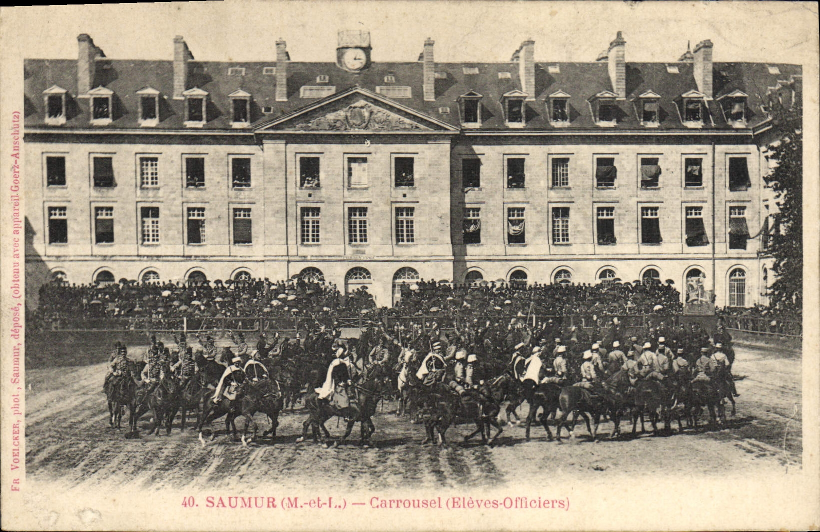 El carrusel de Hippisme Saumur de la equitación del caballo de la POSTAL de la VENDIMIA crió a oficiales