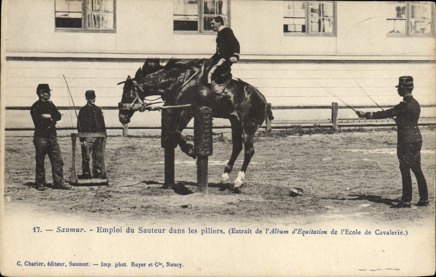 Uso de Hippisme Saumur de la equitación del caballo de la POSTAL de la VENDIMIA del puente en los pilares