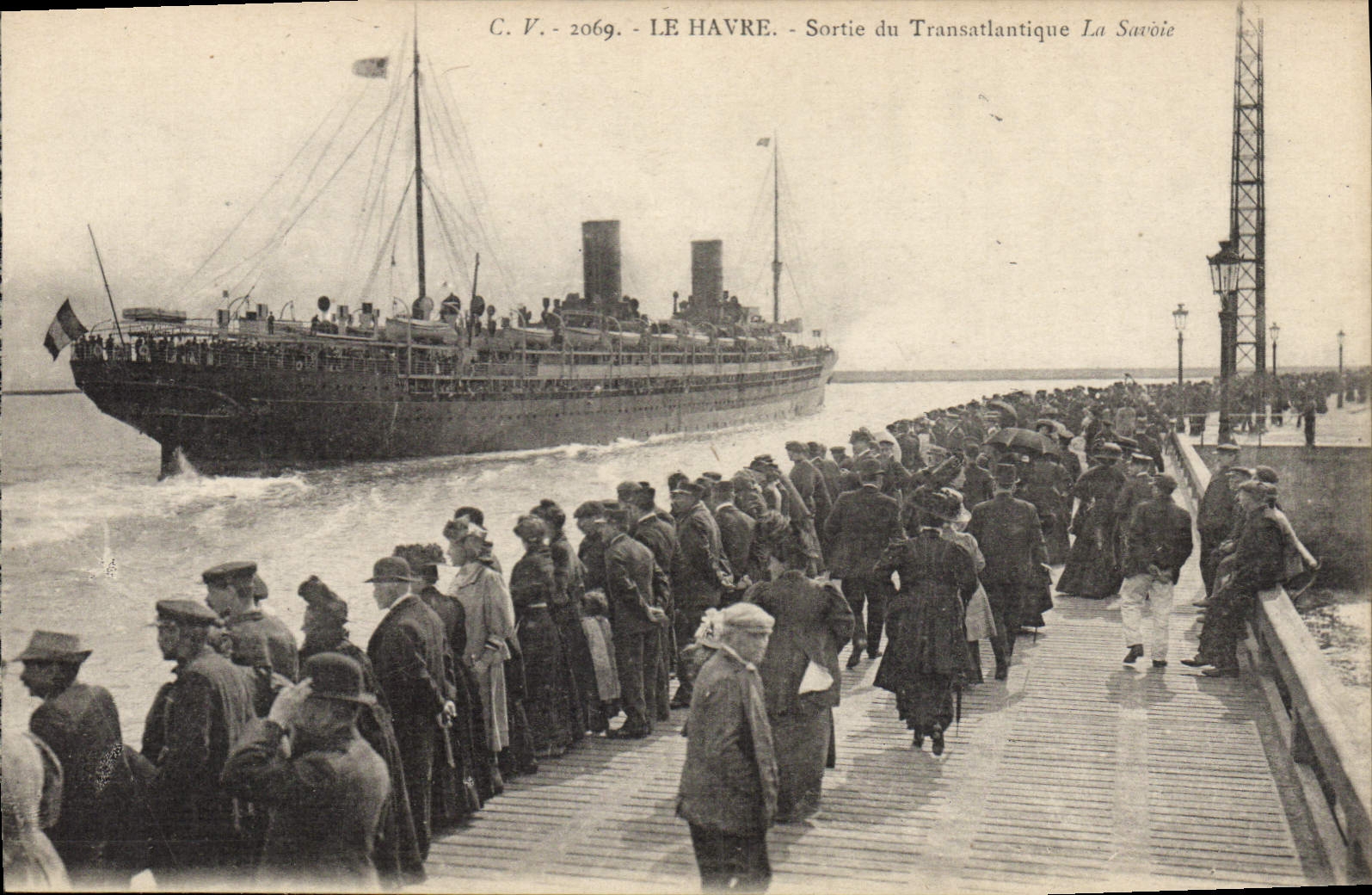 CPA Bateau Paquebot Le Havre Sortie du Transatlantique La Savoie 