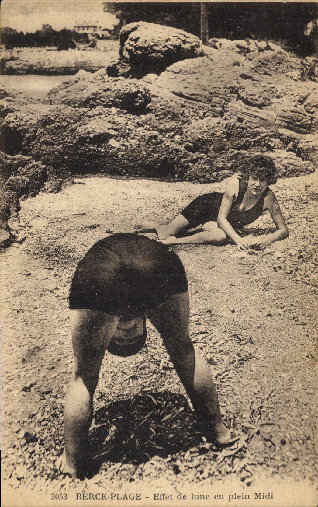 CPA Maillots de bains Femmes Berck plage Effet de lune en plein midi