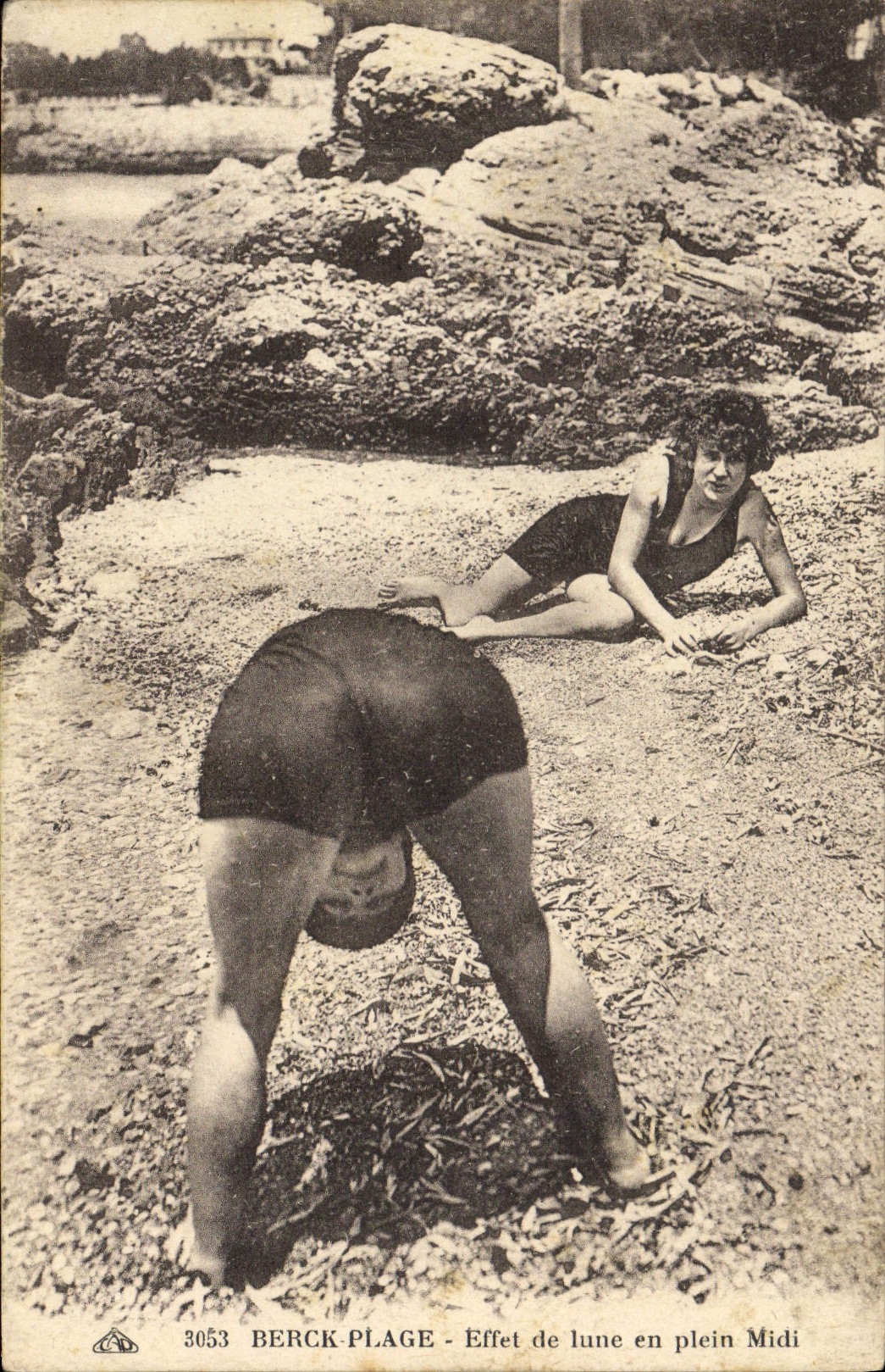 CPA Maillots de bains Femmes Berck plage Effet de lune en plein midi