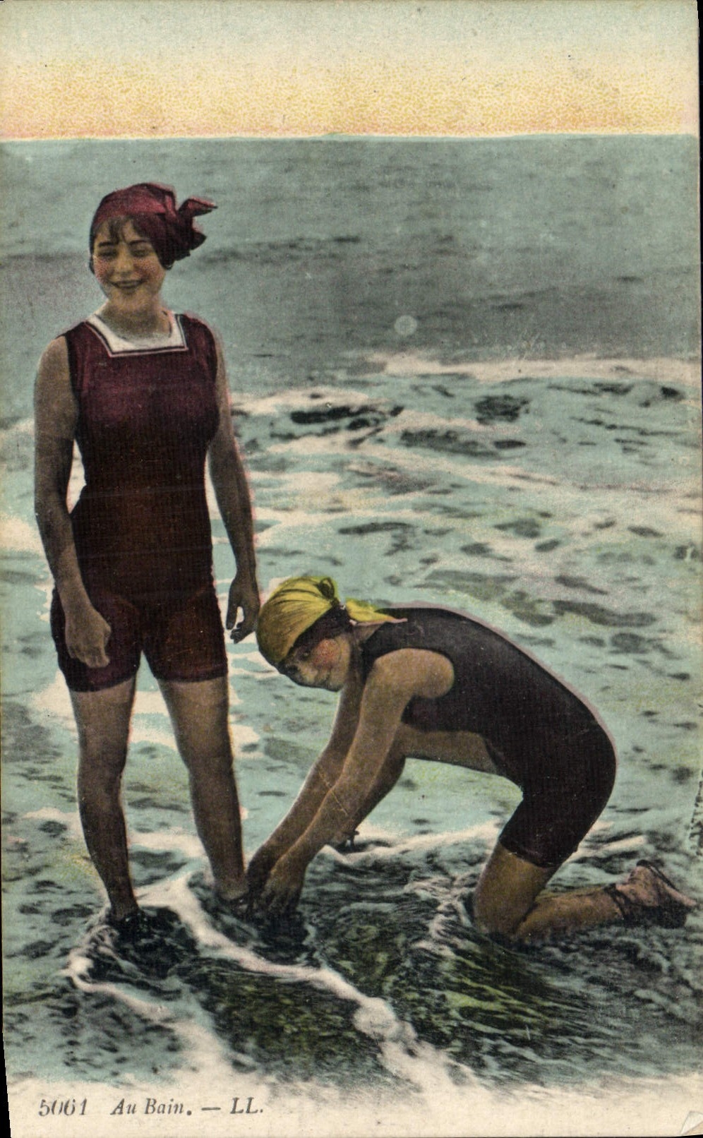 CPA Maillots de bains Femmes Au bain 