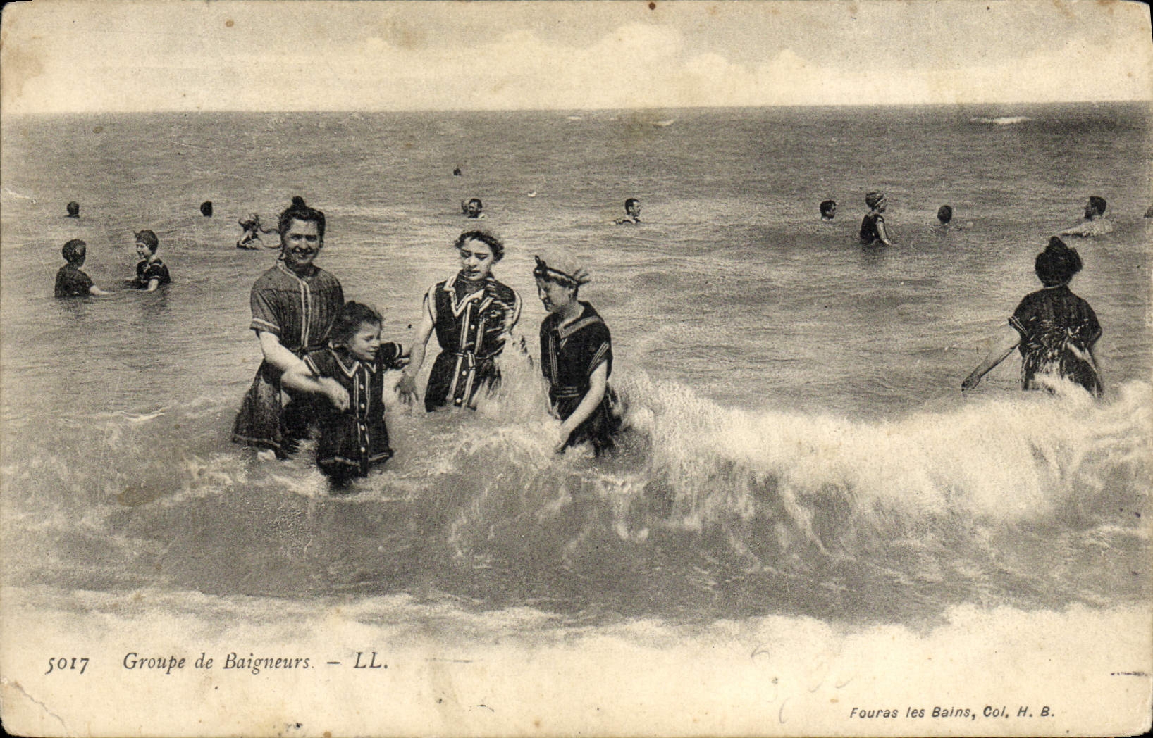 CPA Maillots de bains Femmes Groupe de baigneurs 