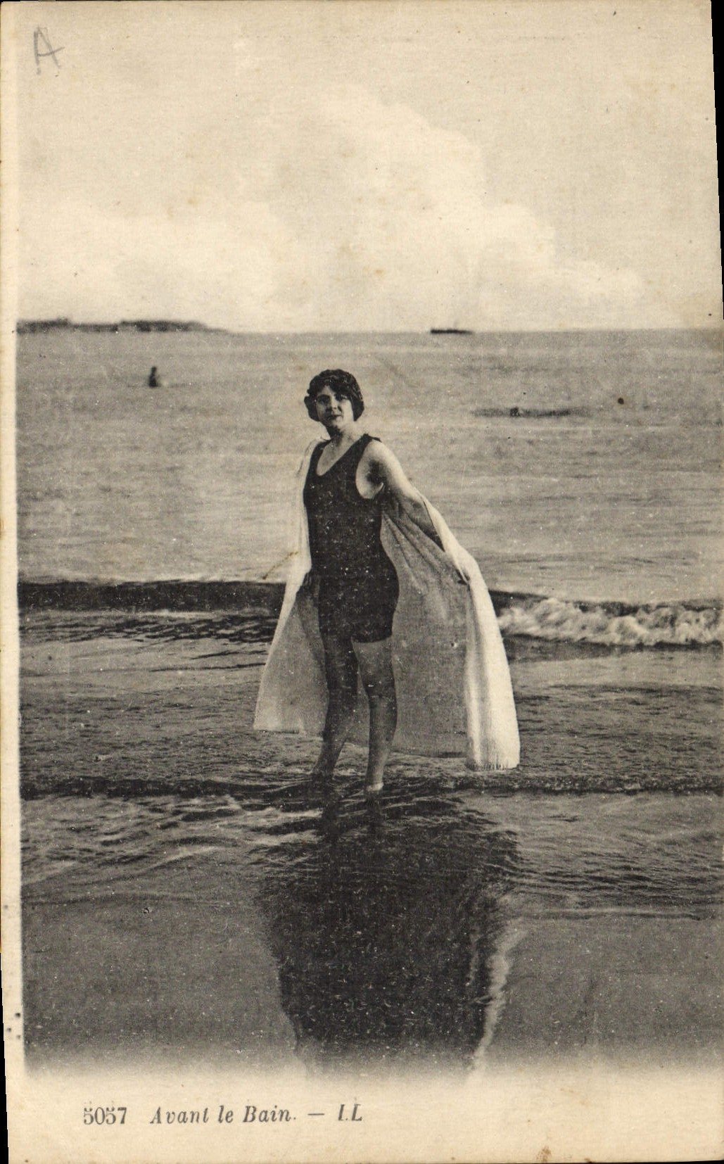 CPA Maillots de bains Femme Avant le bain 