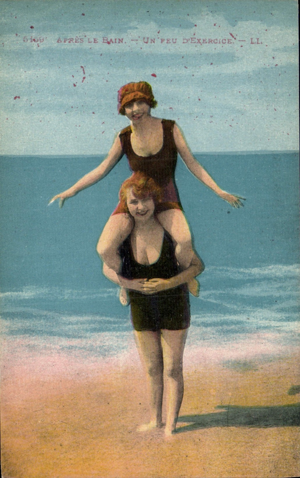 CPA Maillots de bains Femmes Apres le bain Un peu d'exercice