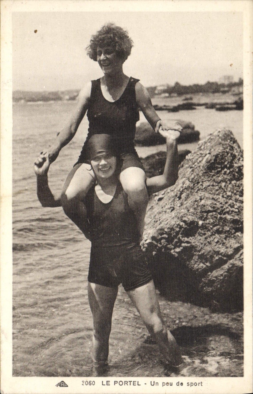 CPA Maillots de bains Femmes Le Portel Un peu de sport 