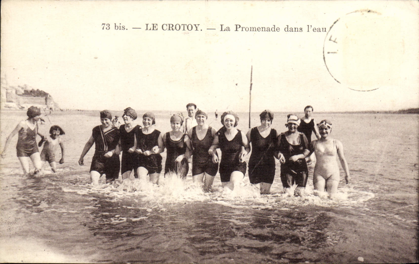 CPA Maillots de bains Femmes le Crotoy La promenade dans l'eau 