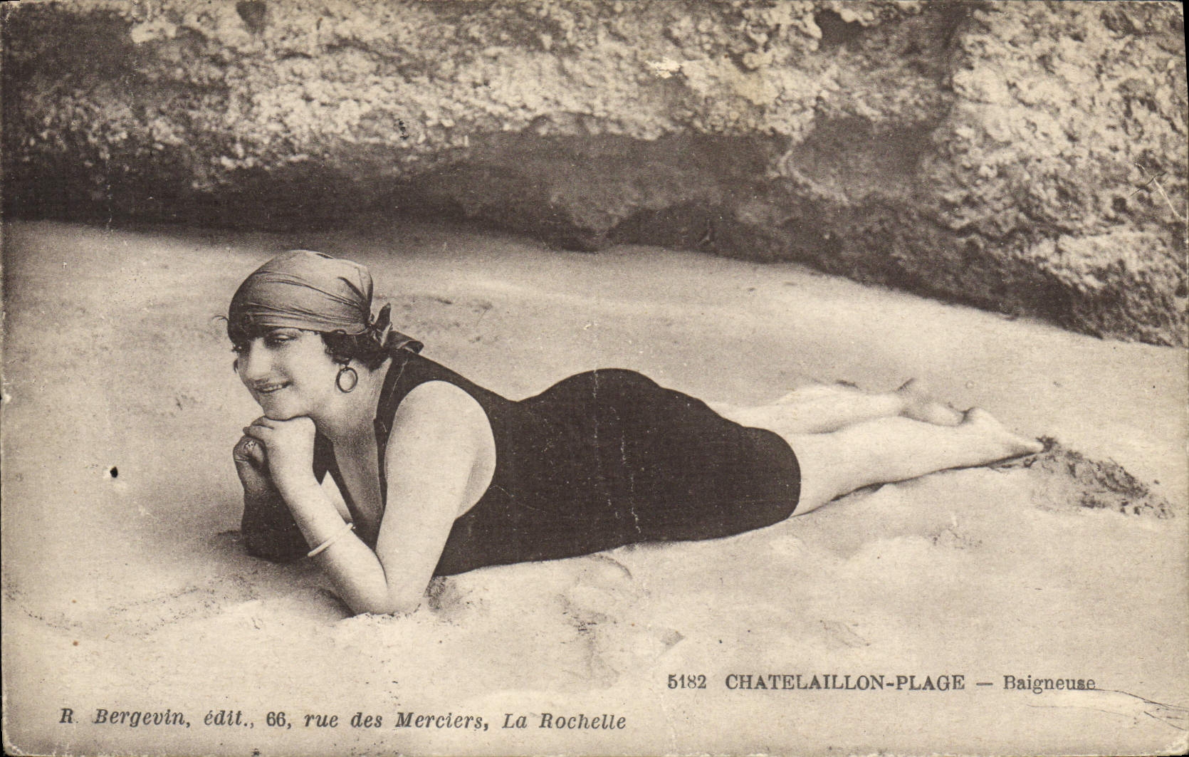 CPA Maillots de bains Femme Chatelaillon Plage Baigneuse 