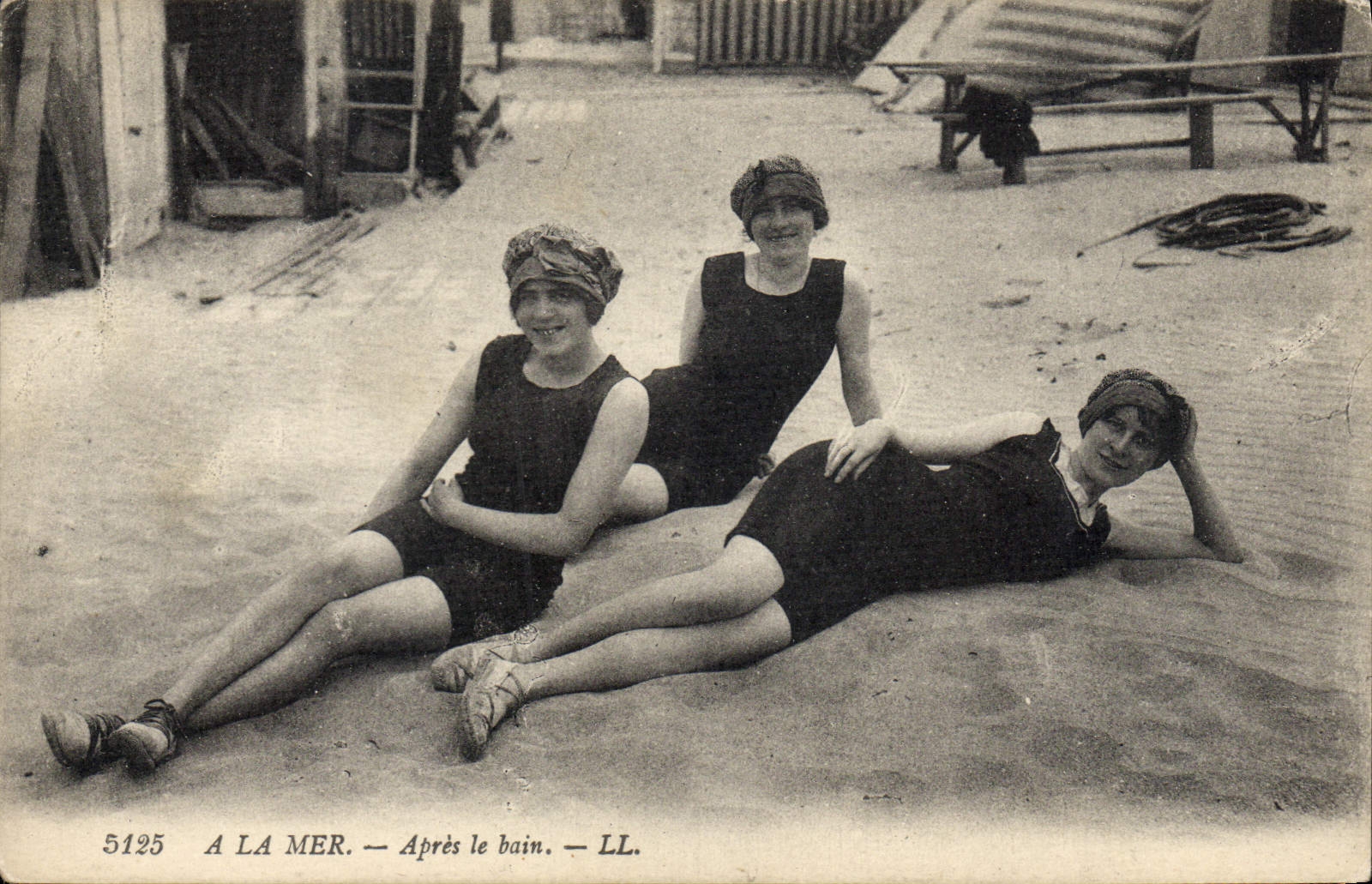 CPA Maillots de bains Femmes Apres le bain 
