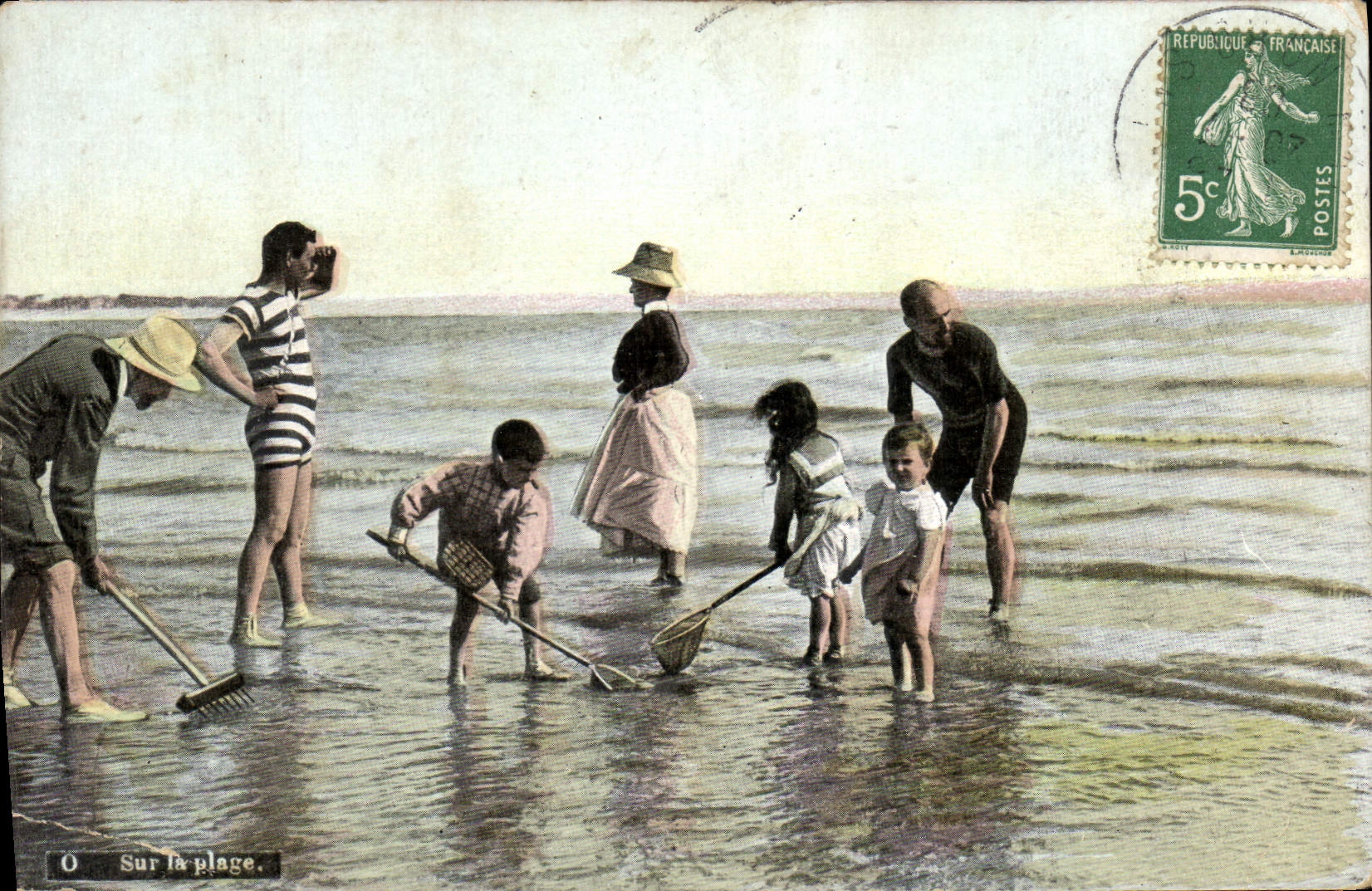 CPA Maillots de bains Femme Enfant Sur la plage
