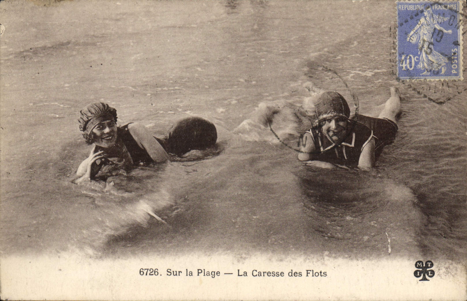 CPA Maillots de bains Femmes la caresse des flots 