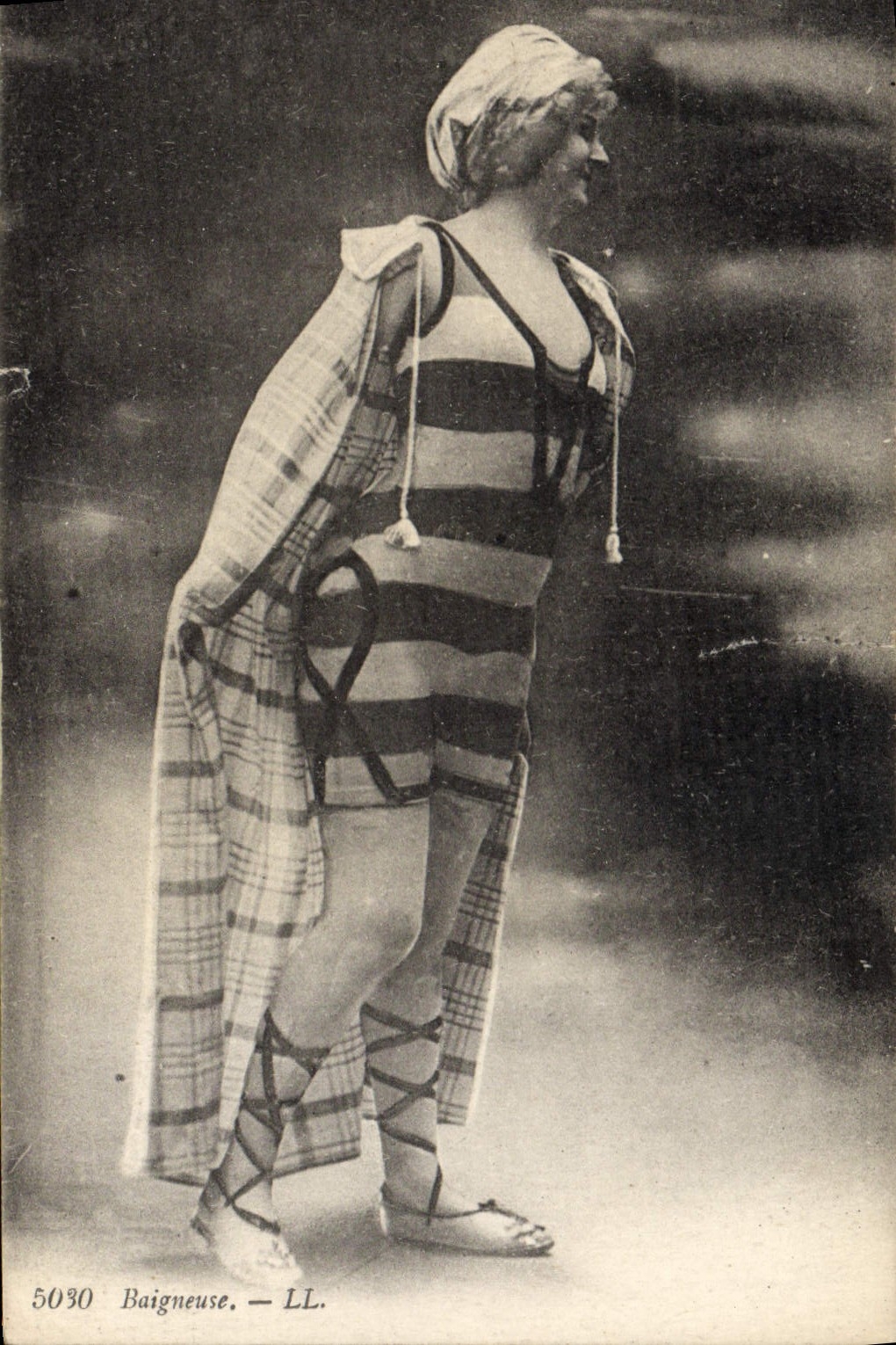 CPA Maillots de bains Femme Baigneuse 