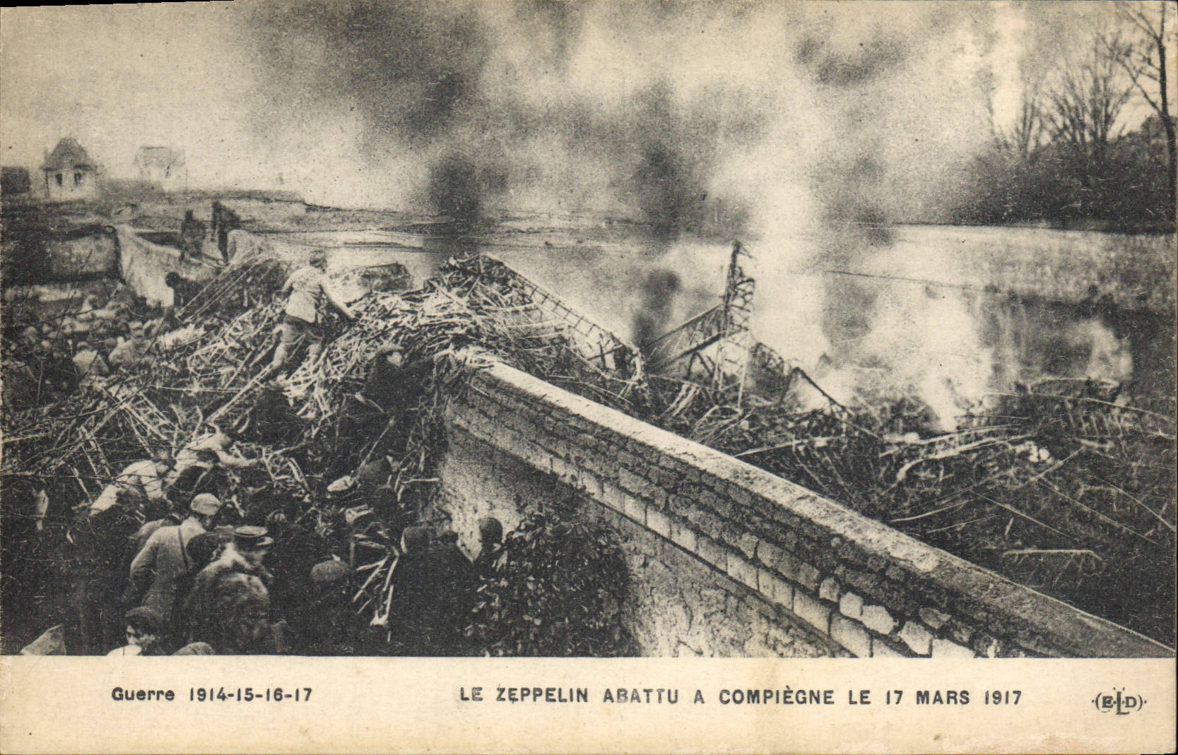 CPA Militaria Le zeppelin abattu a Compiegne le 17 mars 1917
