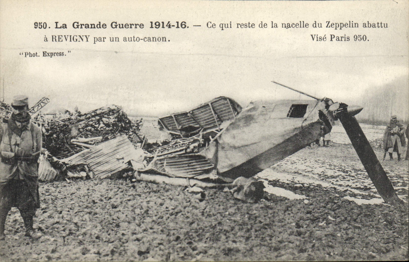 CPA Militaria ce qui reste de la nacelle du zeppelin abattu a Revigny par un auto canon 