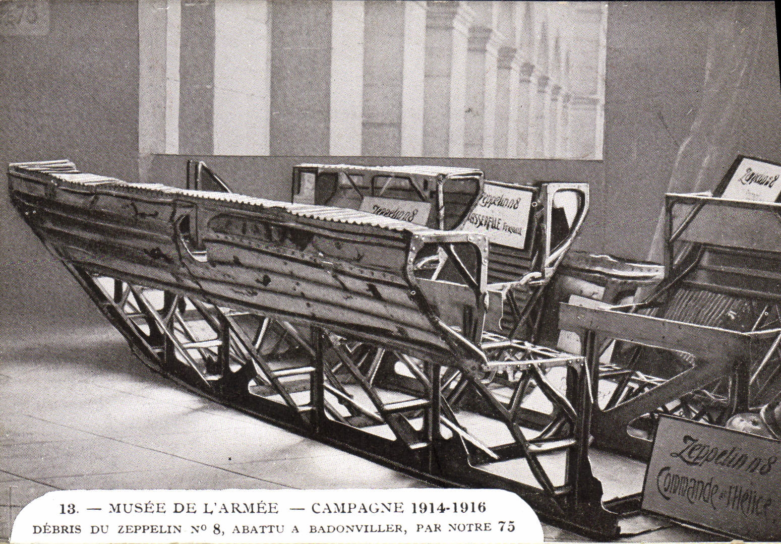 CPA Militaria Paris Musee de l'armee Debris du zeppelin n°8 abattu a Badonviller par notre 75